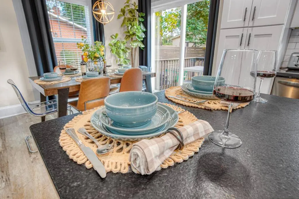 Uptown Oasis, Hot Tub, Swing Chairs, Fire Pit, Gazebo Charlotte États-Unis