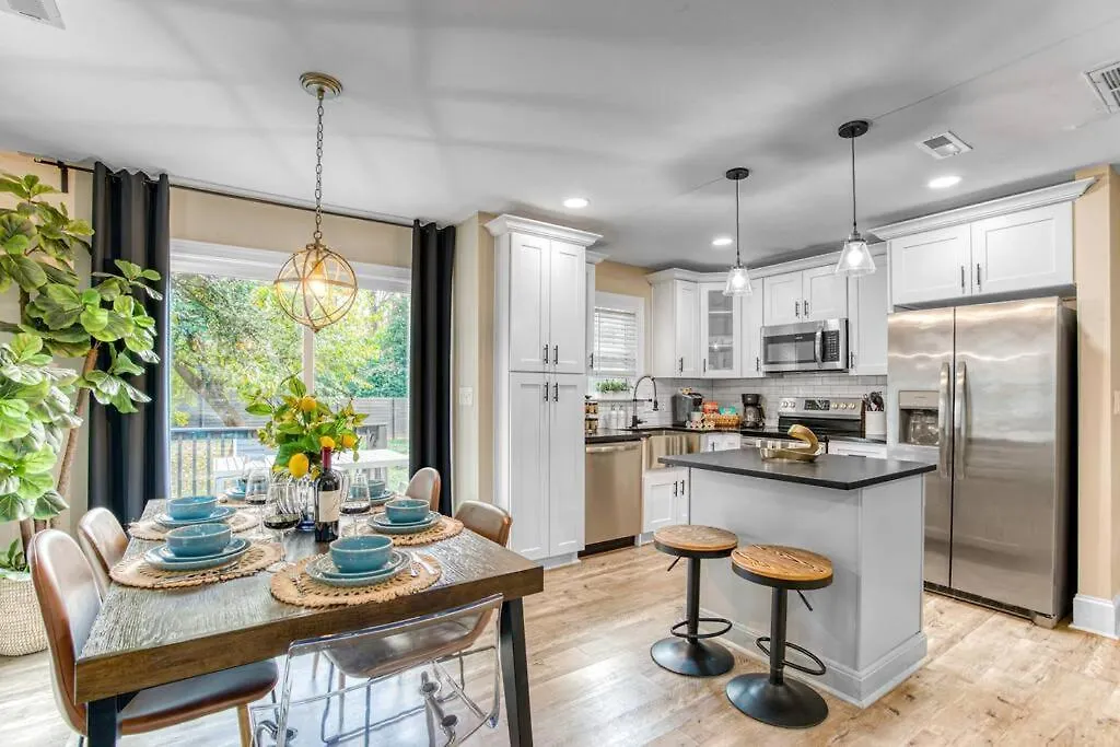 Uptown Oasis, Hot Tub, Swing Chairs, Fire Pit, Gazebo Charlotte Hébergement de vacances