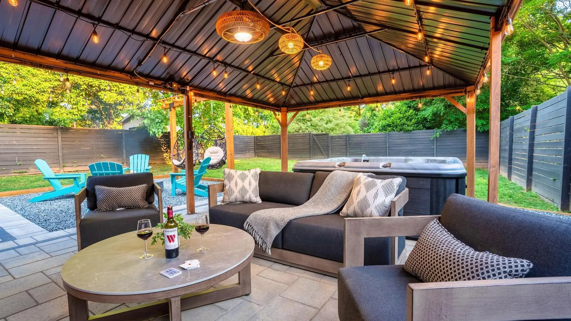 Uptown Oasis, Hot Tub, Swing Chairs, Fire Pit, Gazebo Charlotte Hébergement de vacances