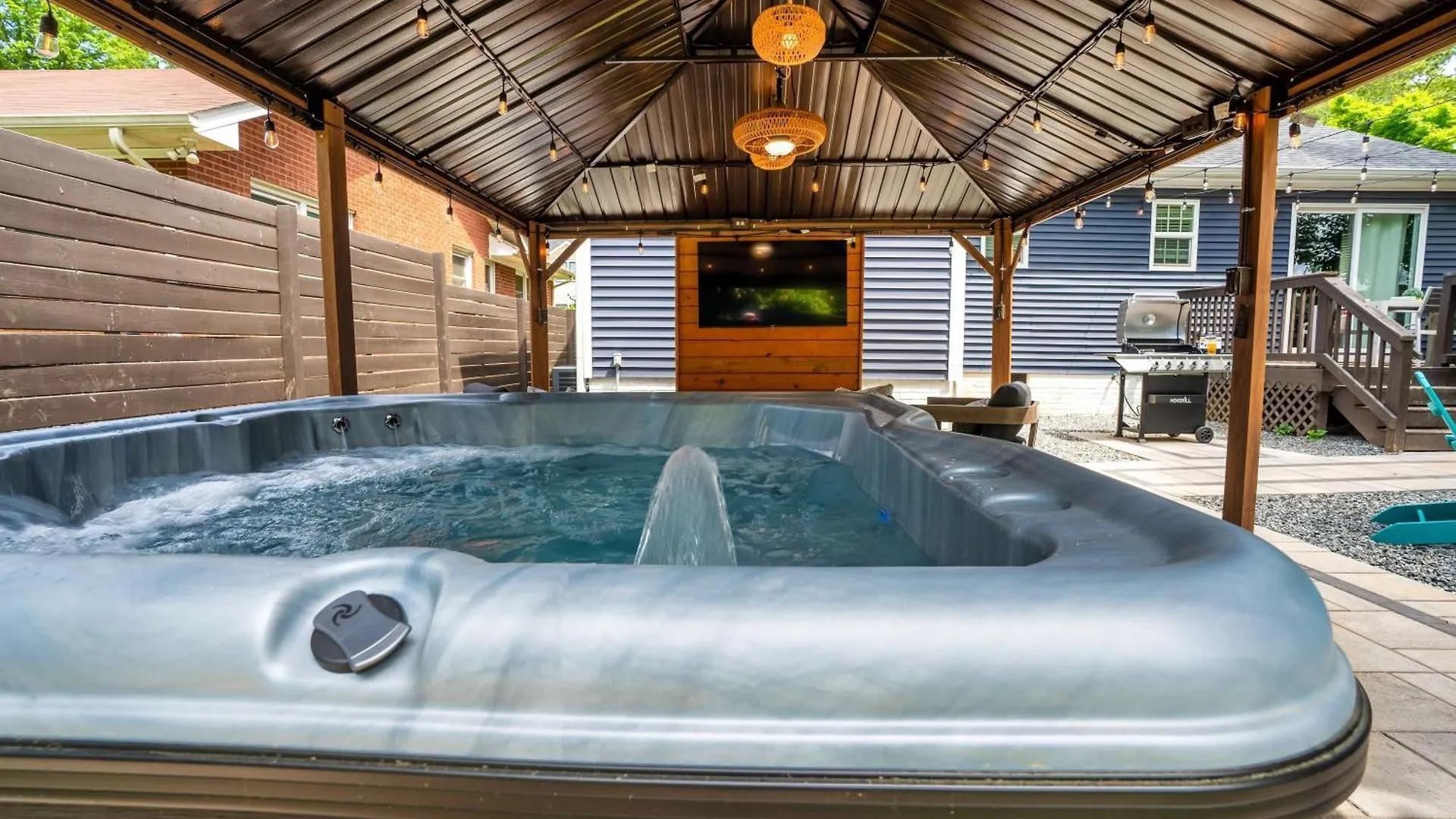 Hébergement de vacances Uptown Oasis, Hot Tub, Swing Chairs, Fire Pit, Gazebo Charlotte