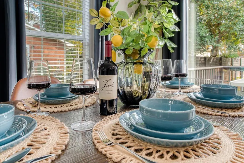 Holiday home Uptown Oasis, Hot Tub, Swing Chairs, Fire Pit, Gazebo Charlotte