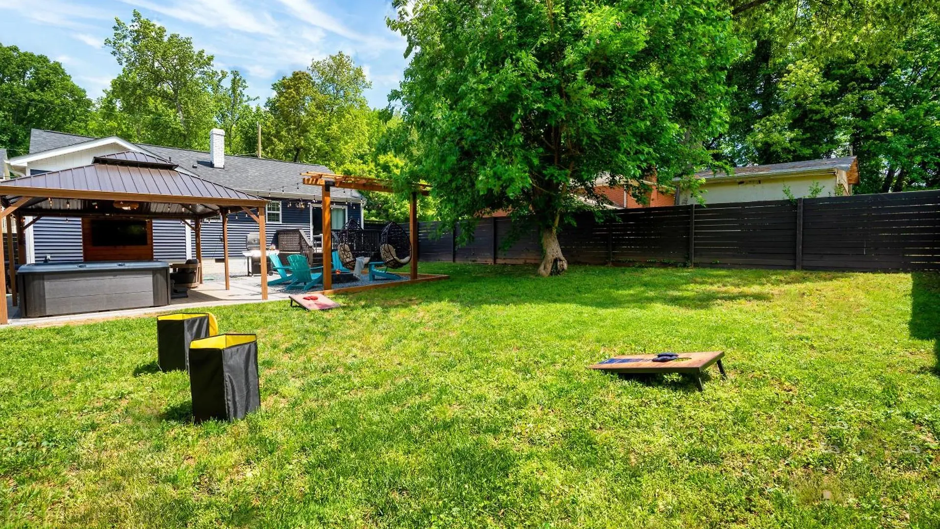 Holiday home Uptown Oasis, Hot Tub, Swing Chairs, Fire Pit, Gazebo Charlotte