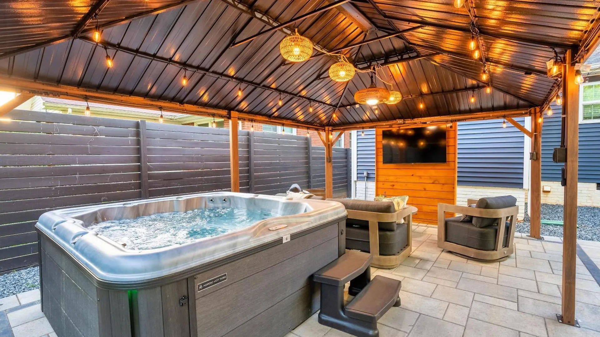 Holiday home Uptown Oasis, Hot Tub, Swing Chairs, Fire Pit, Gazebo Charlotte