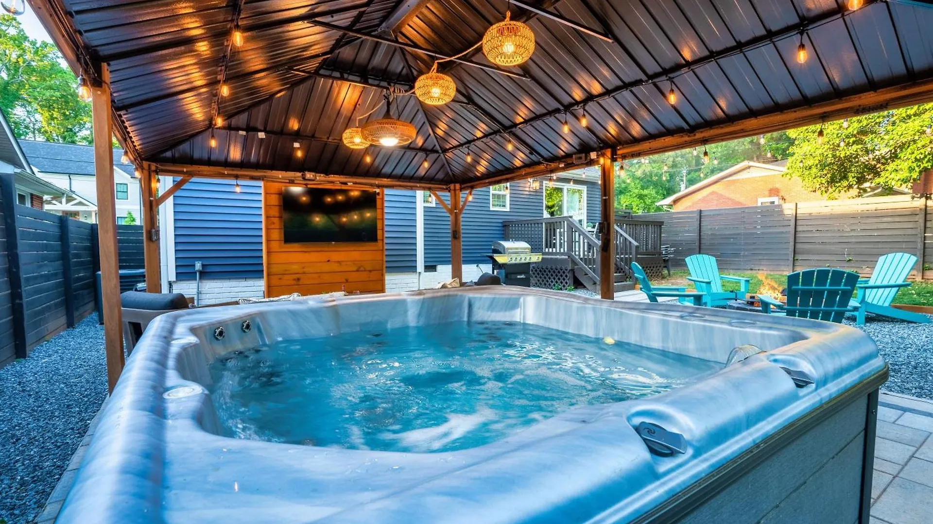 Uptown Oasis, Hot Tub, Swing Chairs, Fire Pit, Gazebo Charlotte Holiday home