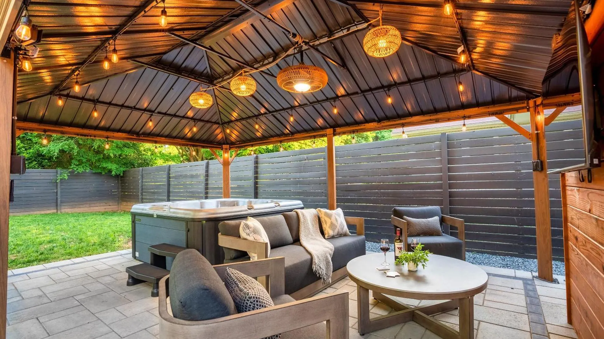 Uptown Oasis, Hot Tub, Swing Chairs, Fire Pit, Gazebo Charlotte Holiday home